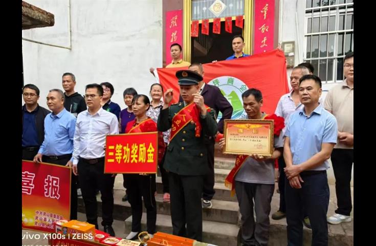 沙坪镇商会开展为立功现役军人家庭送喜报活动